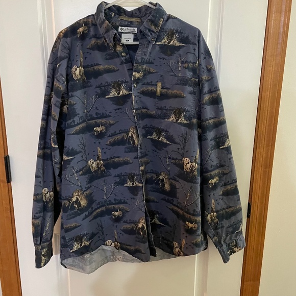 Columbia River Lodge long-sleeve. - Picture 1 of 3